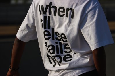 Waarom het backprint T-shirt dit seizoen echt niet te missen is