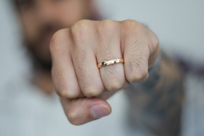Waarom de zegelring weer aan elke mannenhand zit