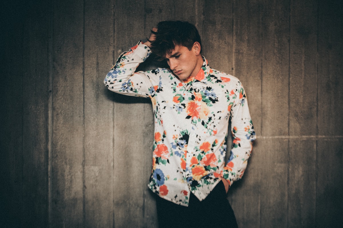 Bloemen op mannenkleding zijn de verrassing van dit seizoen